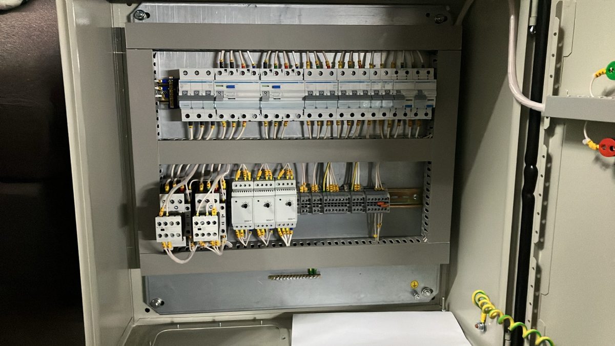 Контакторы Hager и тепловые реле в щите управления двигателями