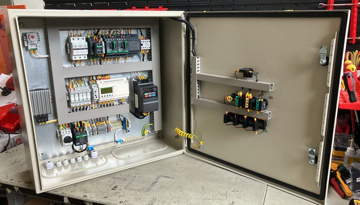 Щит управления — блок Schneider Electric, монтаж