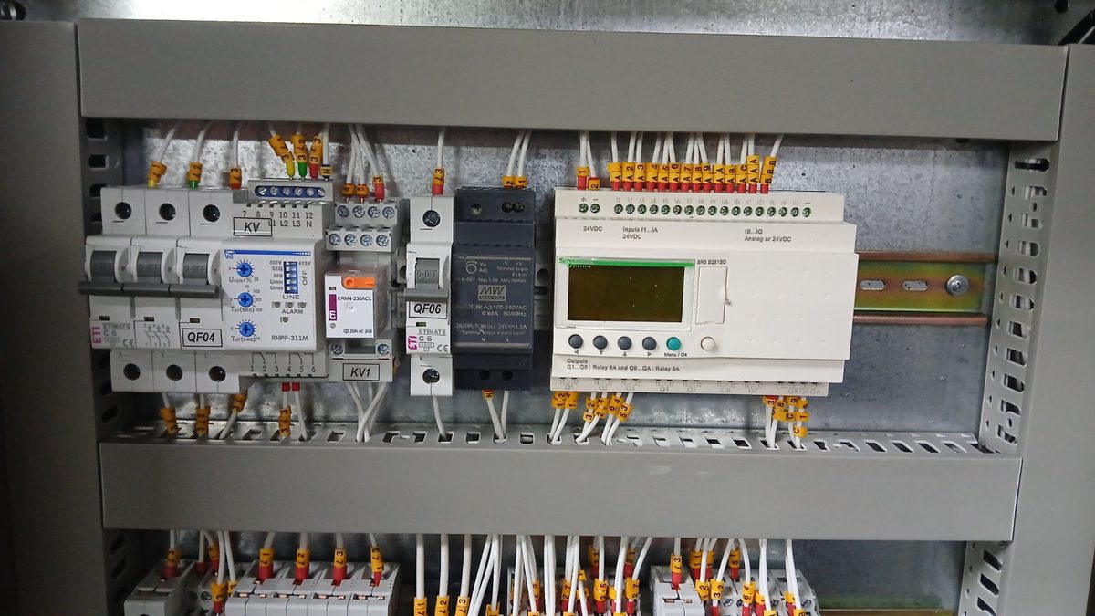 Контроллер Schneider Electric Zelio SR3 B261BD — монтаж на DIN-рейке