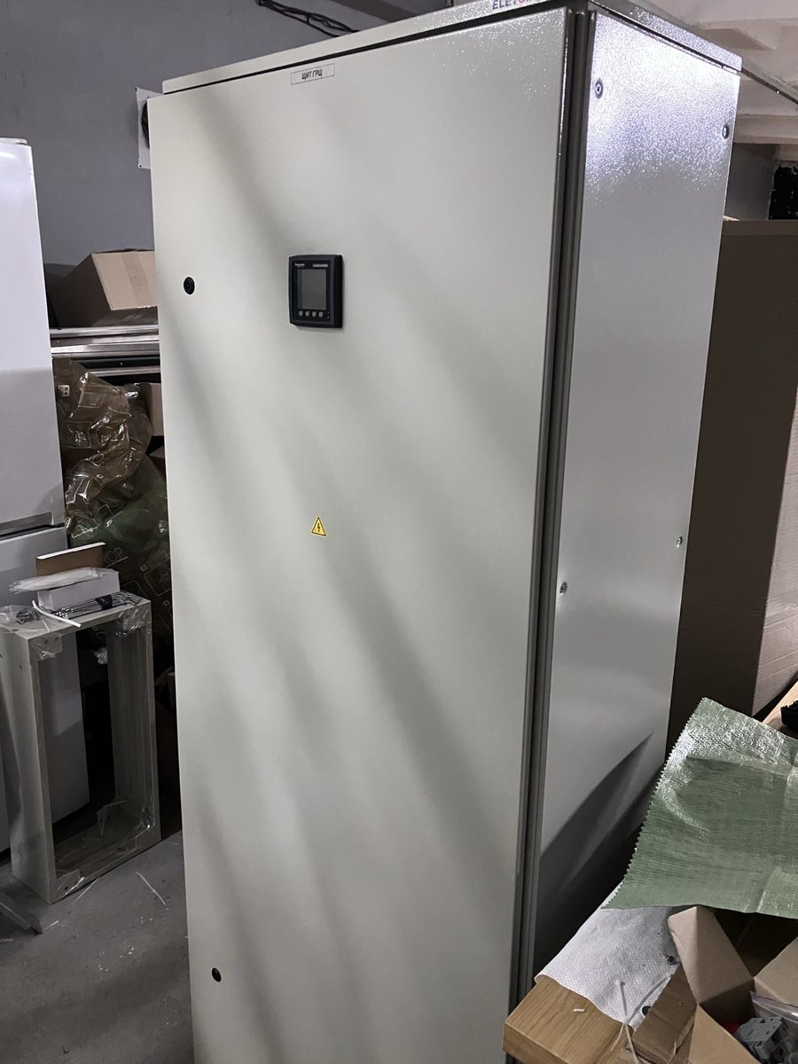 Зовнішній вигляд — шафа КРМ 80 кВАр, контролер Schneider Electric на дверях